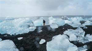 chunks of melting ice cap in ocean 